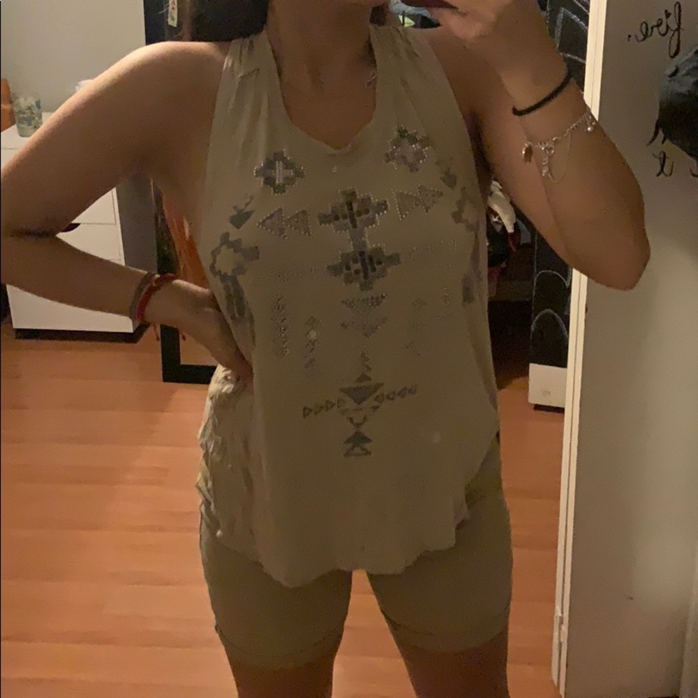 Muscle shirt with patterns in the front